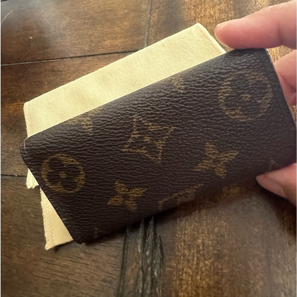 Louis Vuitton 4 key holder - Picture 5 of 7